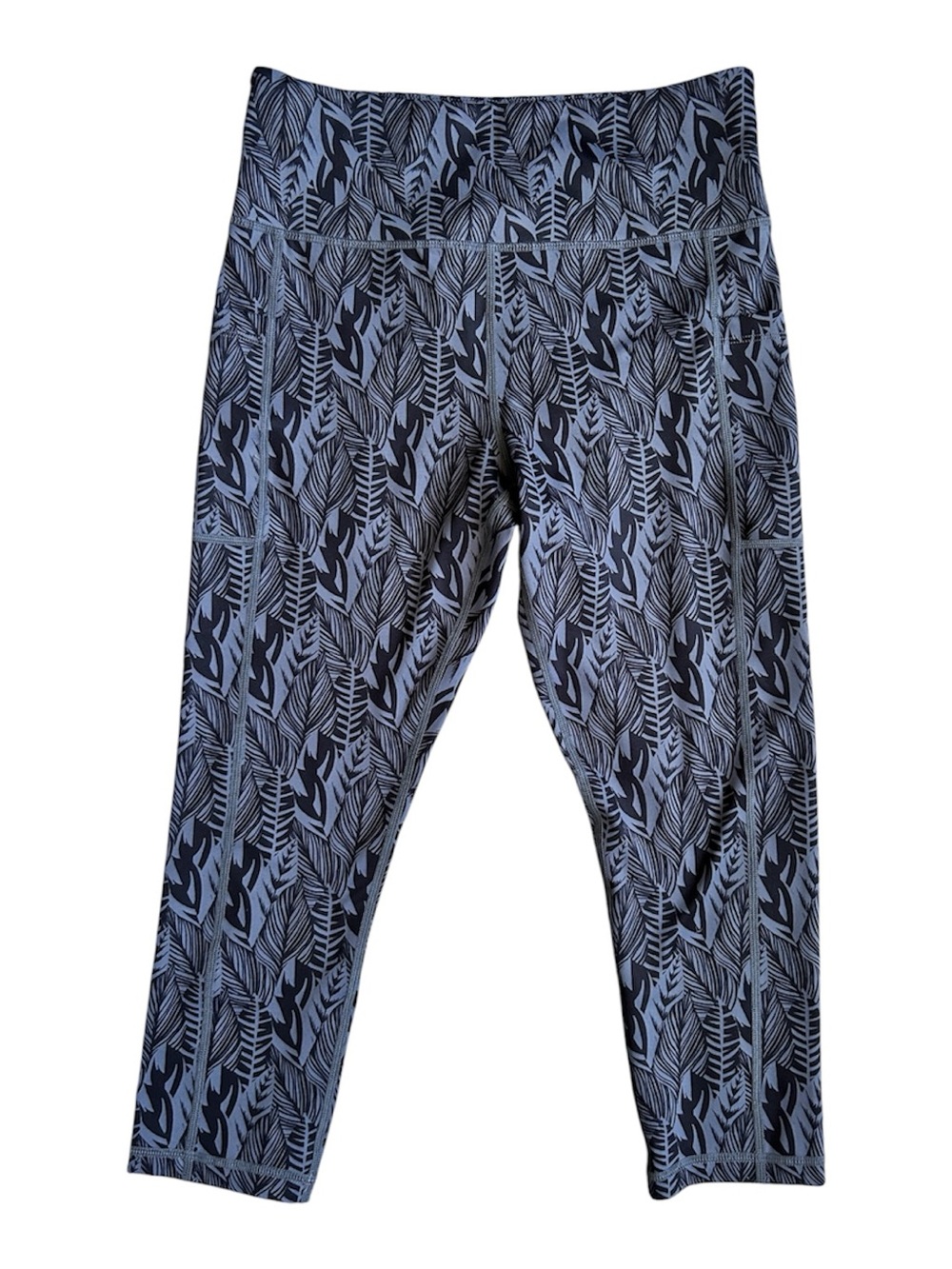 Zyia NWOT 3/4 Leggings in black and gray with side pockets size 8-10